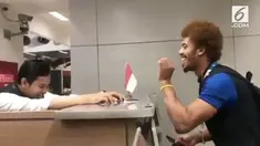 Dalam sebuah video yang beredar, ketika sedang mengurus kepulangannya di petugas imigrasi, atlet Irak sempat "menggoda" beberapa petugas di sana.
