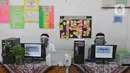 Panitia saat pengurusan Penerimaan Peserta Didik Baru (PPDB) di SMPN 60 Jakarta, Rabu (17/6/2020). SMPN 60 Jakarta membuka penerimaan peserta didik baru melalui jalur afirmasi, anak tenaga medis yang terdampak COVID-19, dan inklusif. (Liputan6.com/Herman Zakharia)