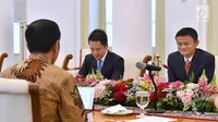 Presiden Joko Widodo berbincang dengan CEO Alibaba Jack Ma di Istana Bogor, Jawa Barat, Sabtu (1/9). Tujuan membuat Jack Ma Institut di Indonesia untuk mengembangkan sumber daya manusia dalam bidang ekonomi digital. (Liputan6.com/Pool/Biro Pers Setpres)