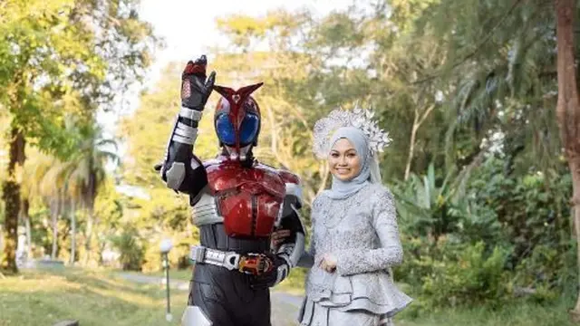 Unik, Pria Ini Pakai Kostum Kamen Rider di Resepsi Pernikahannya