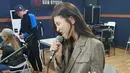 Seperti inilah tampang Suzy saat berlatih vokal. Kekasih dari Lee Dong Wook ini tetap terlihat imut. (Foto: instagram.com/skuukzky)