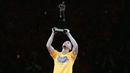  Stephen Curry #30 mengangkat trofi MVP 2016 yang diraihnya usai semifinal NBA Playoffs wilayah barat di Oracle Arena, Oakland, California, (12/5/2016) WIB. (Ezra Shaw/Getty Images/AFP)