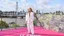 Blake Lively tampil maskulin dengan oversized blazer tanpa dalaman, dan palazzo pantsnya yang serasi, berwarna putih polos dengan border floral yang manis. [Foto: Instagram/itendswithusp]