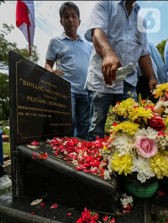Keempat mahasiswa tersebut tewas tertembak di dalam kampus saat mengikuti demonstrasi besar-besaran menentang pemerintahan Orde Baru. (Liputan6.com/Angga Yuniar)