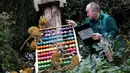 Petugas menghitung jumlah monyet tupai saat melakukan sensus di Kebun Binatang ZSL London, Inggris, Kamis (3/1). Sensus tahunan ini wajib dilakukan sebagai persyaratan izin kebun binatang. (Adrian DENNIS/AFP)