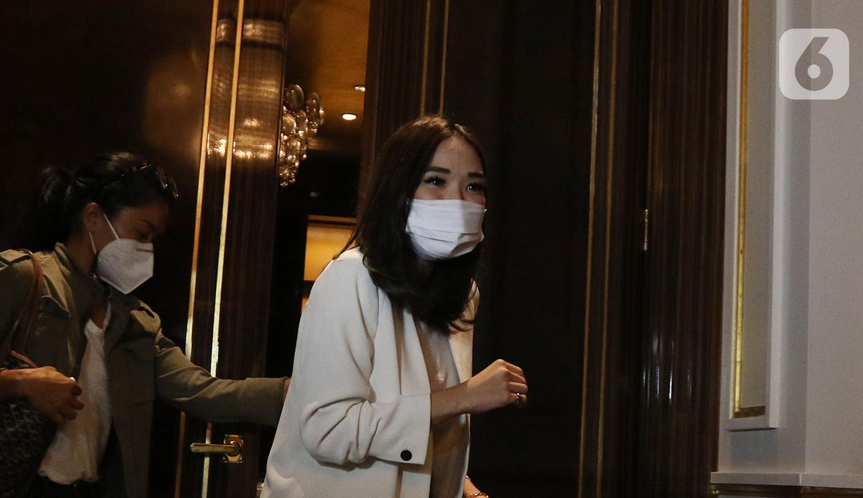 Gisella Anastasia atau Gisel bersiap menggelar jumpa pers di kawasan Gatot Subroto, Jakarta, Rabu (6/1/2021). akhirnya buka suara terkait kasus video syur yang menjerat dirinya bersama dengan Michael Yukinobu De Fretes (MYD). (Liputan6.com/Herman Zakharia)