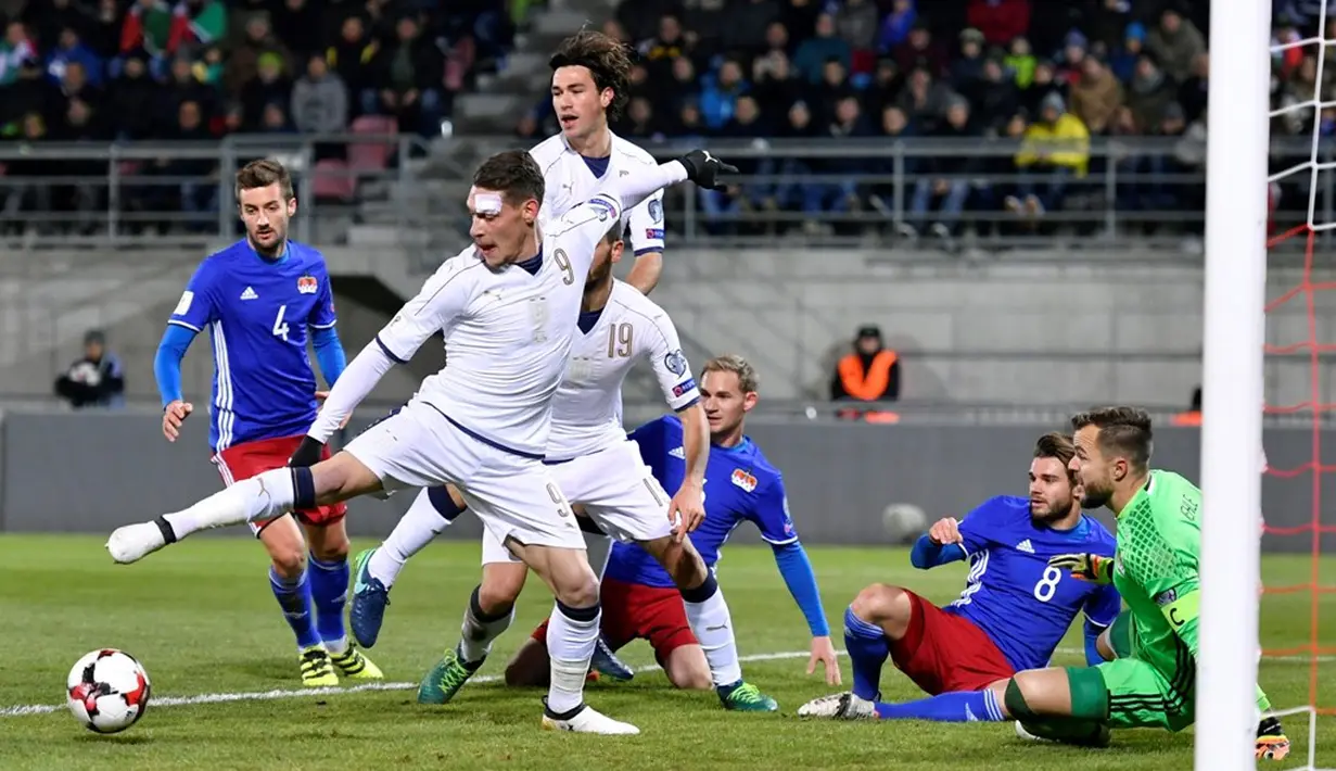 Striker Italia, Andrea Belotti, berusaha mencetak gol ke gawang Liechtenstein dalam laga Grup G Kualifikasi Piala Dunia 2018 di Stadion Rheinpark, Minggu (13/11/2016) dinihari WIB. (AFP/Fabrice Coffrini)