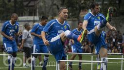 Pemain Persib Bandung, Kim Kurniawan dan Vladimir Vujovic, melakukan pemanasan saat latihan. Klub juara Liga Indonesia musim 2014 tersebut berlatih sekitar satu jam. (Bola.com/Vitalis Yogi Trisna)