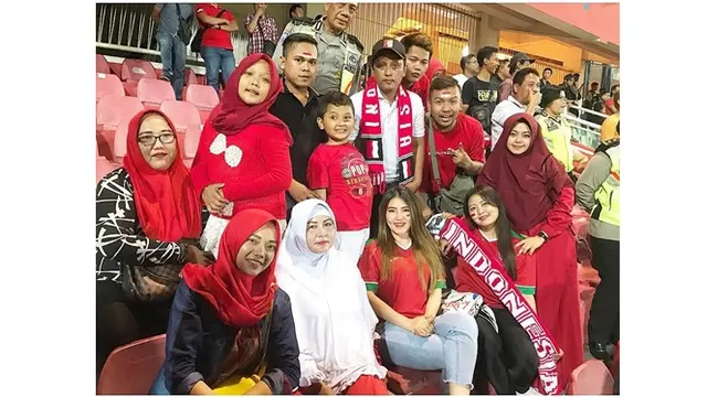 Asyiknya Via Vallen Nonton Bola Bersama Keluarga