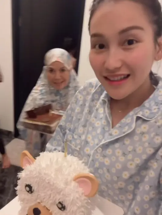 Di media sosialnya, Ayu pun membagikan dirinya memberikan kejutan tengah malam untuk Bilqis dengan membawa kue ulang tahun. Kue ulang tahun yang didapatkan Bilqis perayaan ulang tahunnya ialah cake model beruang putih dan coklat layering. [@ayutingting92]