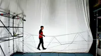 Suatu perusahaan teknologi Swiss mengembangkan cara menggunakan sejumlah drone untuk bekerjasama membangun jembatan tali.