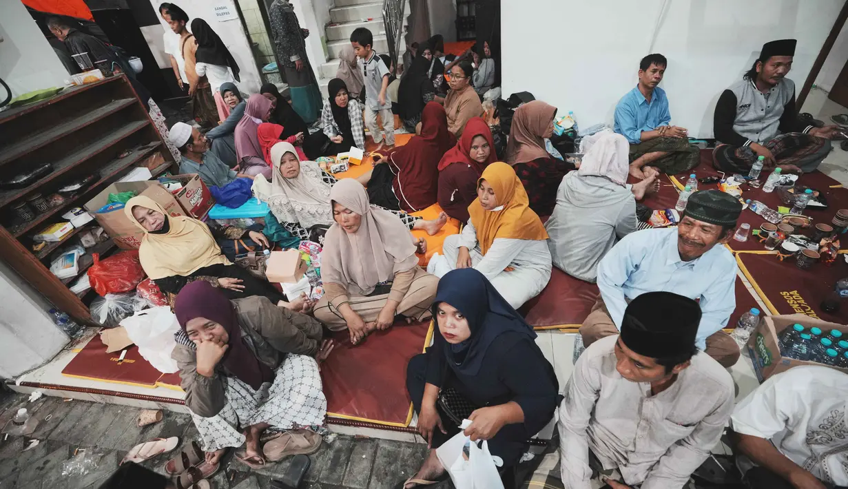 Batas waktu tiga hari itulah yang harus dimaksimalkan dengan tindakan pencarian dan penyelamatan yang cepat dan terukur demi menyelamatkan nyawa para korban bencana. (AP Photo/Achmad Ibrahim)