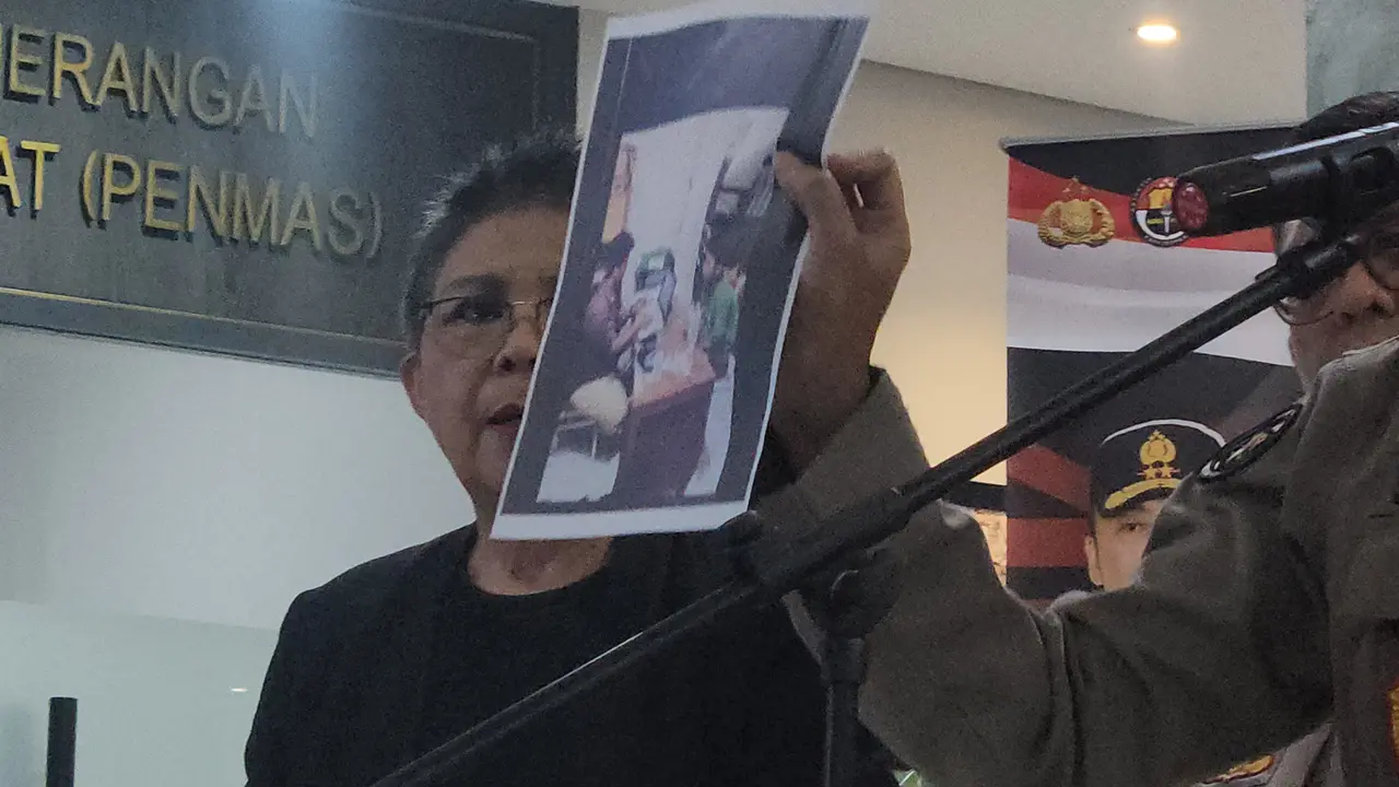 Kadiv Humas Polri, Irjen Pol Sandi Nugroho, menunjukkan bukti foto saat pemeriksaan Saka Tatal, terpidana kasus pembunuhan Vina, di Gedung Humas Mabes Polri, Jakarta Selatan, Rabu (19/6/2024). (Merdeka.com/Bachtiarudin Alam)