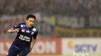 Pemain Arema FC, Beny Wahyudi saat tampil pada Piala Presiden 2017 di Stadion Manahan, Solo (26/2/2017). (Bola.com/Nicklas Hanoatubun)