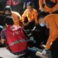 Wanita muda ditemukan jatuh dari lantai tiga Tunjungan Plaza Surabaya. (Dian Kurniawan/Liputan6.com)