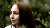 Bukan dengan Tangan, Perempuan Ini Melukis dengan Payudara