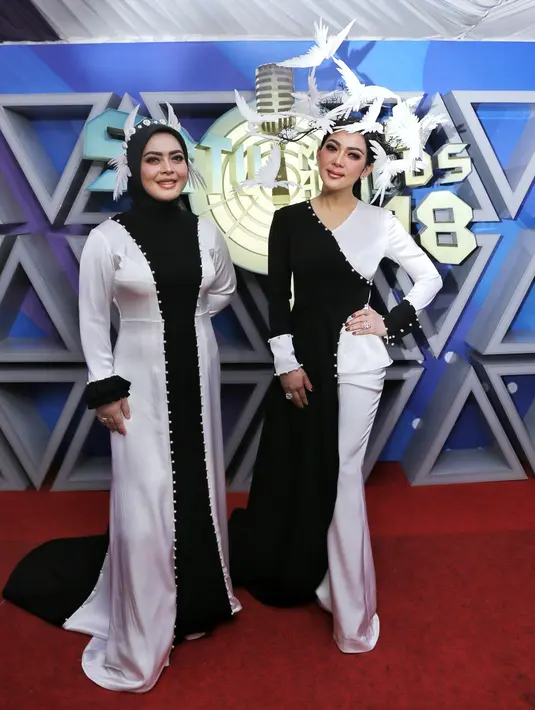 Lantas apa makna hiasan burung merpati putih yang ada di kepalanya tersebut? Ia mengaku, pelantun lagu Sesuatu itu mengaku bahwa merpati tak pernah ingkar janji dan selalu setia. (Adrian Putra/Bintang.com)