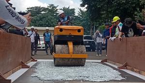 Pemusnahan busi palsu oleh PT Niterra Mobility Indonesia di Ciracas, Jakarta Timur pada Selasa, 16 Desember 2025 (Liputan6.com/Azkal Azkia)