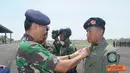 Citizen6, Surabaya: Prosesi penyematan brevet pada upacara Wing Day tersebut, dipimpin langsung Dankobangdikal Laksda TNI Djoko Teguh Wahojo di lapangan Hangar Skuadron 400 Lanudal Juanda, Surabaya, Kamis (25/10). (Pengirim: Penkobangdikal).