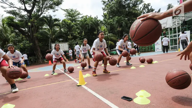 Mantan Raja Slam Dunk NBA Beri Coaching Clinic Pebasket SMA Jakarta