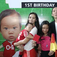 Bimbim Slank menikah dengan Reny Setiawan pada 17 tahun silam. Dari pernikahannya, telah dikaruniai tiga orang anak. Rumah tangga pasangan ini juga jauh dari gosip tak sedap. (Galih W Satria/Bintang.com)