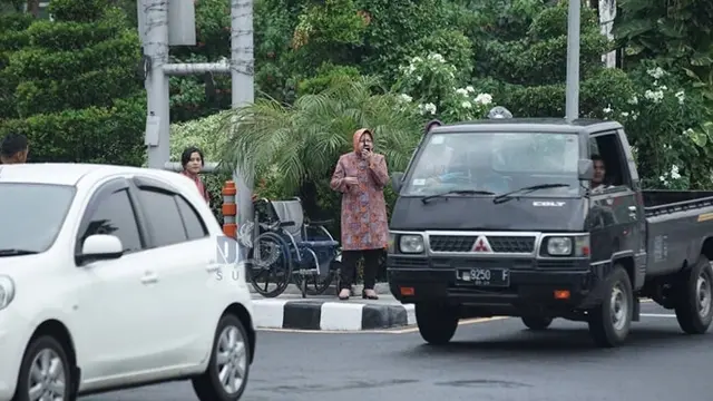 Meski Hujan, Ini 5 Potret Tri Rismaharini Atur Lalu Lintas di Simpang Darmo Surabaya
