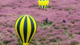 Dengan warnanya yang eye cathcing, maka wajar saja jika lokasi ini ramai dikunjungi wisatawan. (STR/AFP)