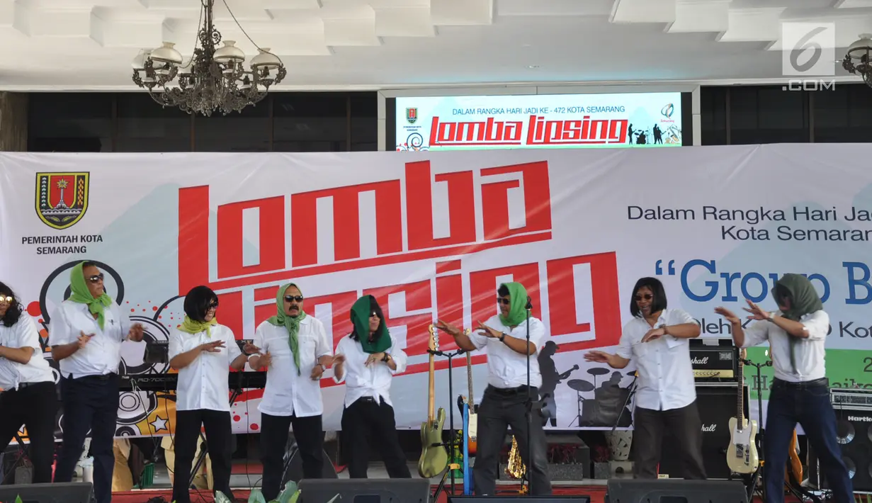 Sejumlah Aparatur Sipil Negara (ASN) mengikuti lomba bernyanyi dengan lipsync di  Halaman Balai Kota Semarang, Senin ( 22/4). Acara yang diikuti oleh sepuluh kelompok dari gabungan ASN yang bekerja di Pemkot Semarang ini turut menyemarakkan HUT Kota Semarang ke-472.  (Liputan6.com/Gholib)