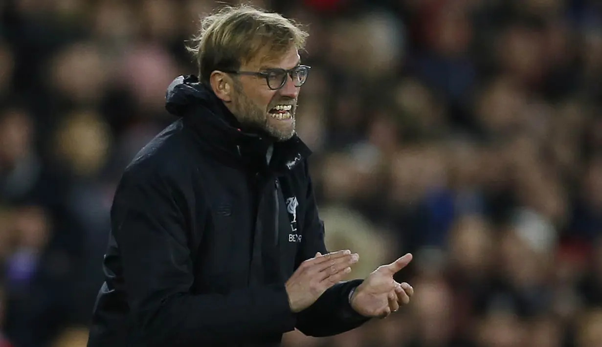 Pelatih Liverpool, Juergen Klopp, memberikan instruksi kepada anak asuhnya saat melawan Southampton. Berstatus sebagai tamu, Liverpool menguasai jalannya laga dengan penguasaan bola 66 persen. (Reuters/Matthew Childs)