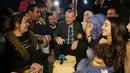 Presiden Turki, Tayyip Erdogan berbincang dengan sjeumlah orang saat berbuka puasa bersama warga di sebuah taman di Istanbul pada Senin (27/5/2019). Buka puasa bersama tersebut dilakukan Erdogan agar lebih dekat dengan warganya. (Murat Kula/Presidential Press Office/Handout via REUTERS)