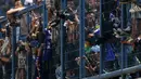 Bobotoh sangat antusias dan bersemangat ketika menyaksikan tim kesayangan berlaga di Stadion Gelora Bandung Lautan Api, Bandung. (16/7/2016). (Bola.com/Nicklas Hanoatubun)