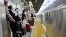 Penumpang menunggu kereta peluru Shinkansen di stasiun kereta Shin-Yokohama di Yokohama, Prefektur Kanagawa (22/7/2020). Kampanye "Go To Travel" menawarkan subsidi dan diskon untuk pelancong dalam menghidupkan industri pariwisata domestik yang dilanda pandemi COVID-19. (AFP Photo/Kazuhiro Nogi)