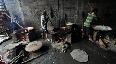 Foto yang diambil 23 Januari 2016 menunjukkan pekerja yang tengah menyelesaikan pembuatan dodol di pabrik Nyona Lauw di Neglasari, Tangerang. Jelang Tahun Baru Imlek, permintaan dodol dan kue keranjang meningkat dua kali lipat. (Liputan6.com/JohanTallo)