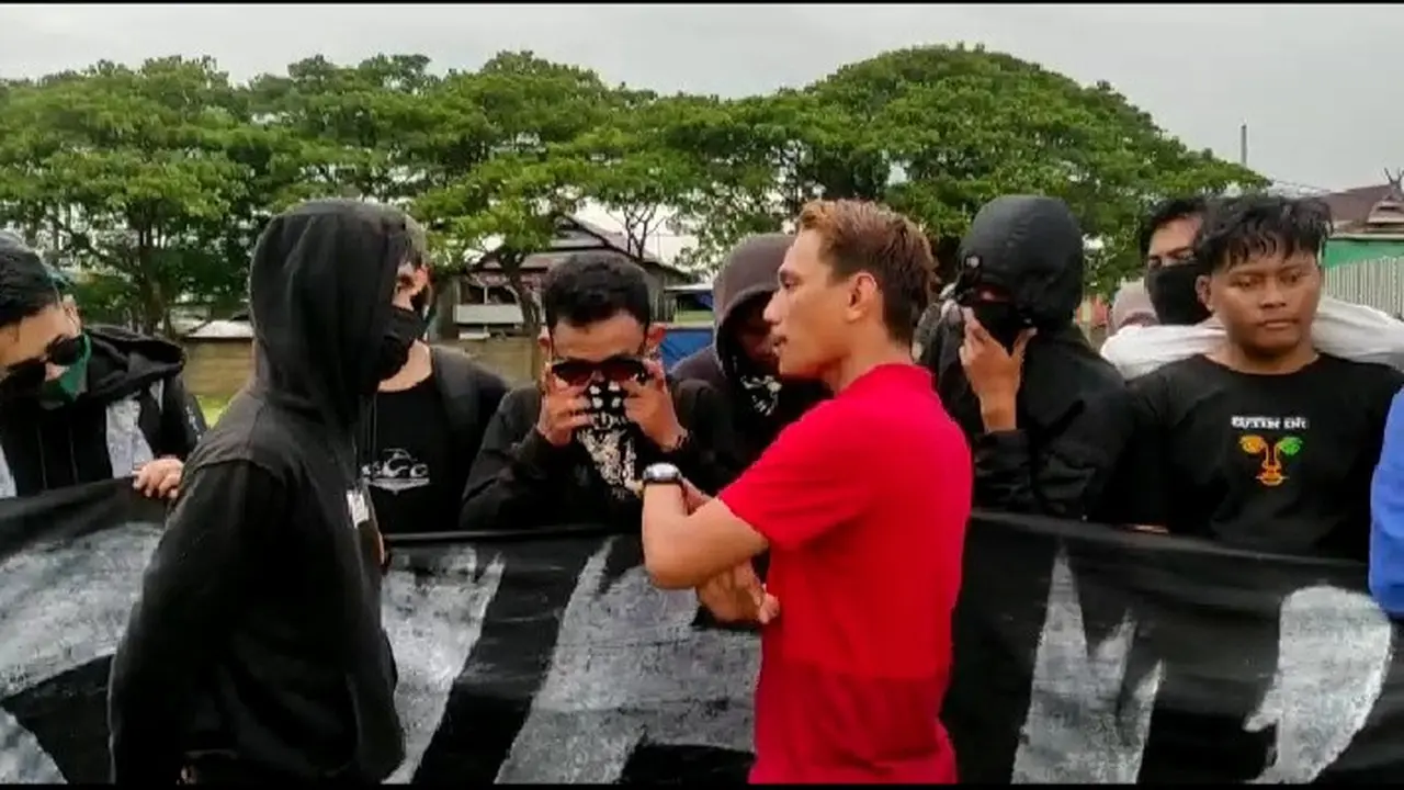 Puluhan Suporter PSM Lakukan Aksi Demo