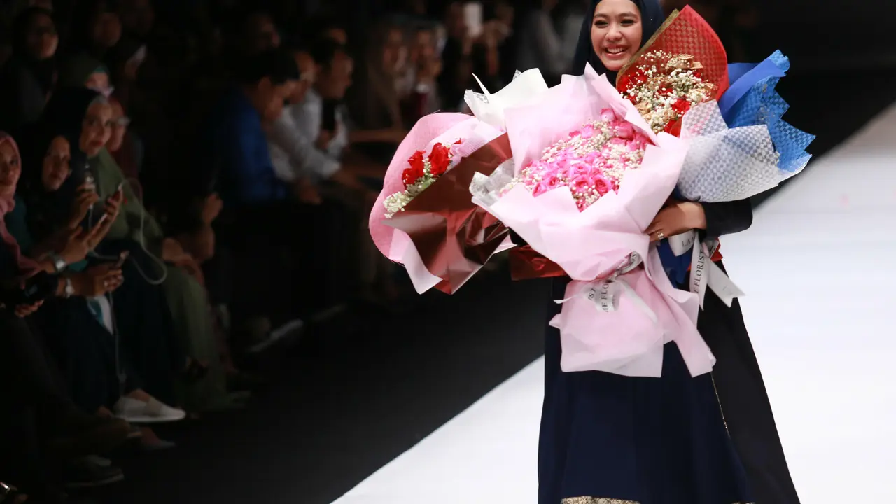 [Bintang] Jakarta Fashion Week -Oki Setiana Dewi