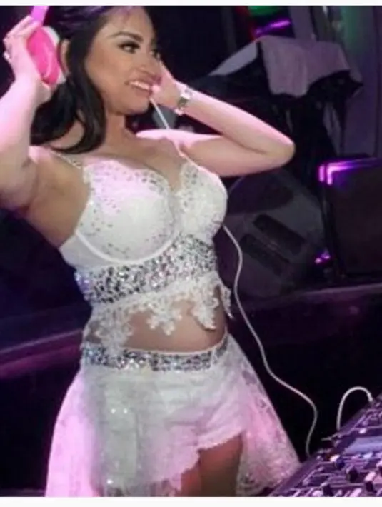 "Lbh cantik dgn penampilan yg ini... Semoga Allah memberikan hidayah pada mbak amel alvi" tulis ekasari.novianti. "cantikan pake bikini" tulis vernandabayu. Ada juga yang meragukan agamanya. (Instagram/ amelalvi_)