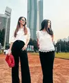 Rambut panjang Nia biasanya dibiarkan terurai dengan model tanpa poni dan memerlihatkan keningnya.&nbsp; [@ramadhaniabakrie]