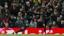 Pemain Midtjylland, Pione Sisto, merayakan gol yang dicetaknya ke gawang Manchester United. Pada laga itu MU sempat tertinggal 0-1 pada menit ke-27. (Reuters/Jason Cairnduff) 