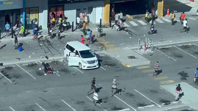 Aksi penjarahan dan kerusuhan yang terjadi di Port Moresby, Papua Nugini, Rabu (10/1/2024). (X/@CyclistAnons)