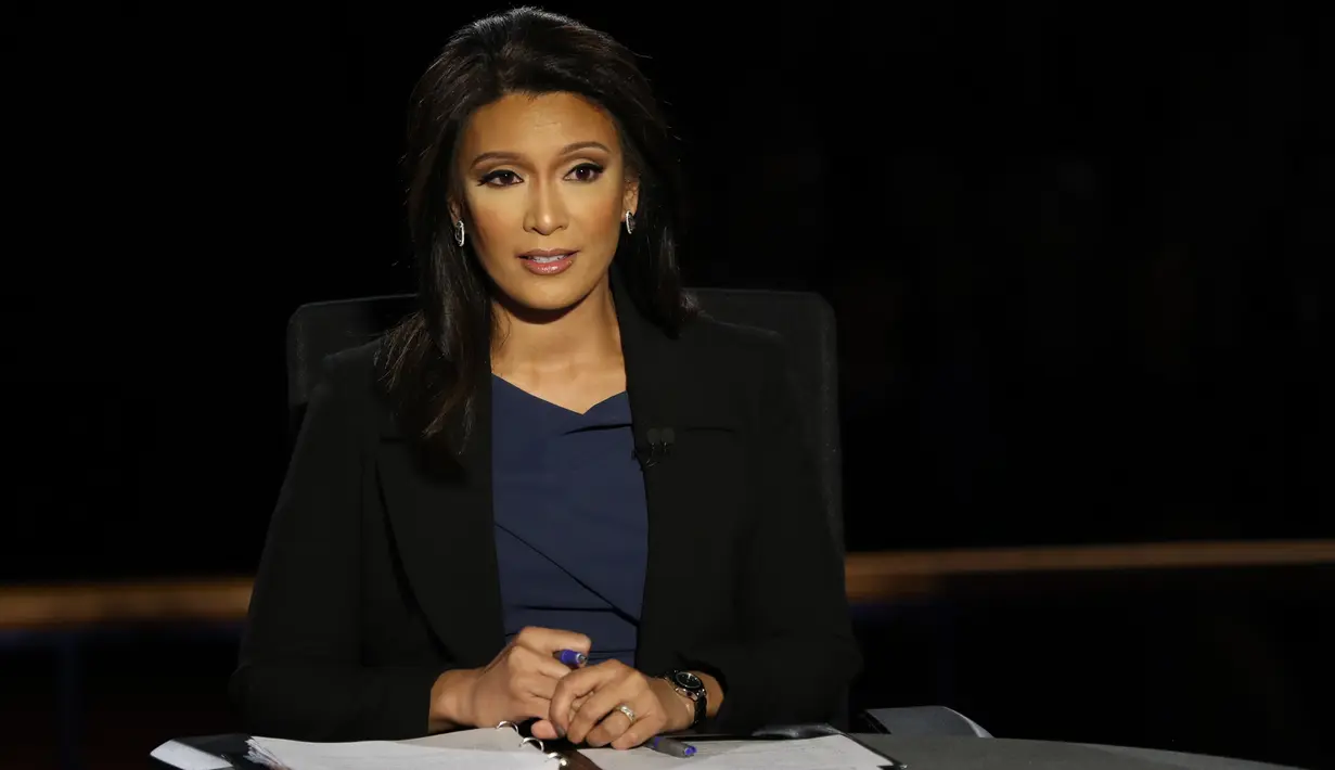 Elaine Quijano dari CBS News membaca catatannya jelang debat perdana Cawapres AS di Longwood University, Virginia, Selasa (4/10). Quijano, warga asli Chicago keturunan Filipina, yang menjadi moderator AS-Asia pertama dalam debat pilpres AS. (AFP PHOTO)