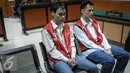 Dua terdakwa kasus peredaran narkoba jenis sabu warga negara Tiongkok, Li Fuzhang (kiri) dan Li Hezhang alias Li ho Tan mengikuti sidang dengan agenda pembacaan putusan di Pengadilan Negeri Jakarta Barat, Kamis (22/9). (Liputan6.com/Faizal Fanani)