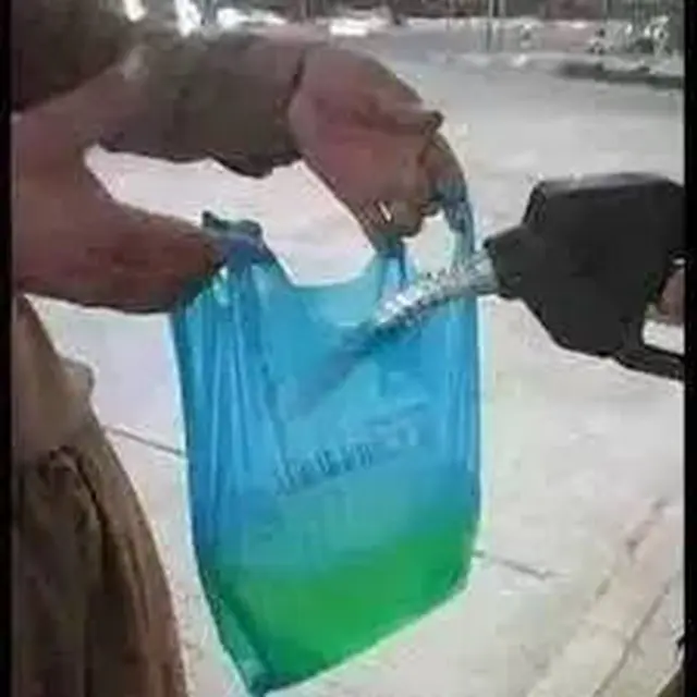10 Potret Nyeleneh Orang Pakai Kantong Plastik Ini Kreatif Banget