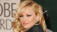 Pamela Anderson Mesra dengan Pesepakbola Asal Prancis