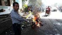 Polisi menduga penyebab terbakarnya motor matic milik Suhendro karena ponsel yang ada di dalam jok. Foto: (Panji Prayitno/Liputan6.com)