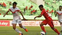 Pemain Semen Padang, Defri Rizky (kanan), saat beruji coba melawan Persis Solo di Stadion Manahan, Solo, Minggu (10/4/2016). Uji coba berakhir dengan skor 6-1 untuk Semen Padang. (Bola.com/Romi Syahputra)