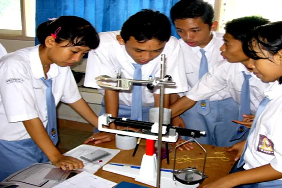 Ilustrasi Kegiatan Belajar di SMA
