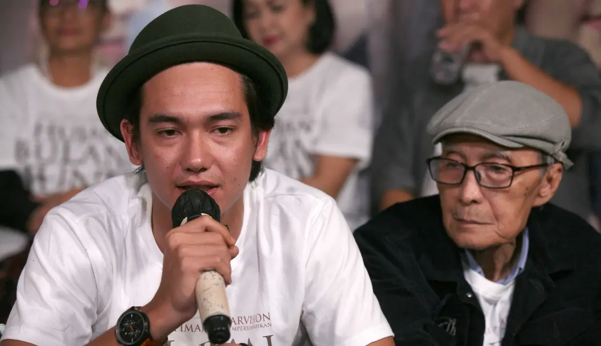 Film Hujan Bulan Juni ini berawal dari puisi penyair Sapardi Djoko Damono, yang kemudian dikembangkan menjadi novel, dan kini menjadi film layar lebar yang digarap oleh sutradara  Reni Nurcahyo Hestu Saputra. (Nurwahyunan/Bintang.com)