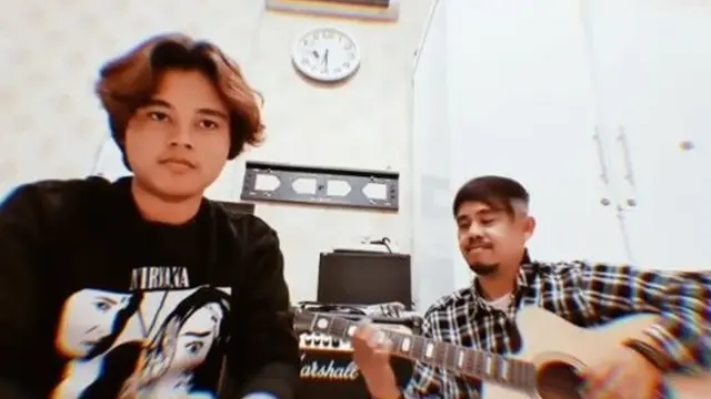 Jarang Terekspos, Ini 6 Potret Axel Anak Moldy Radja yang Jadi Penyanyi