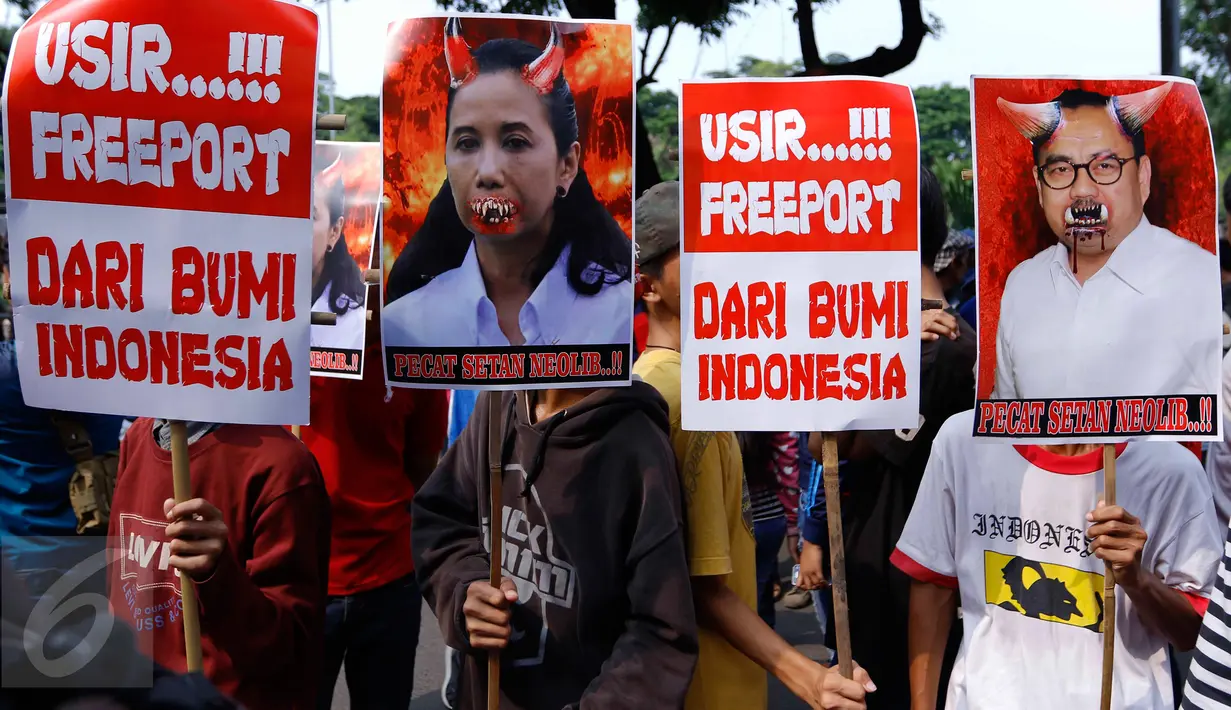 Para demonstran membawa sejumlah poster saat berunjuk rasa di depan Gedung Wakil Presiden, Jakarta, Senin (18/01/2016). Mereka mendesak pemerintah untuk tidak melanjutkan kontrak karya dengan PT Freeport. (Liputan6.com/Gempur M Surya)