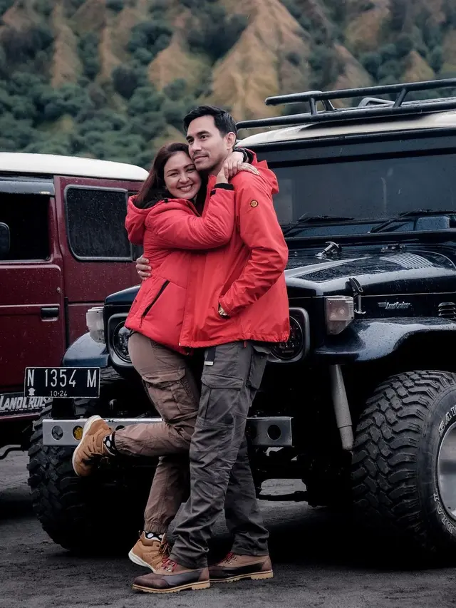 6 Potret Darius Sinathrya dan Donna Agnesia Pakai Baju Couple, Kompak Banget